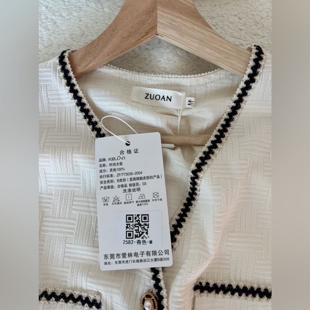 Elegant Short-Sleeve Blouse | Textured Fabric | Button Front | Size M - Picture 5 of 5